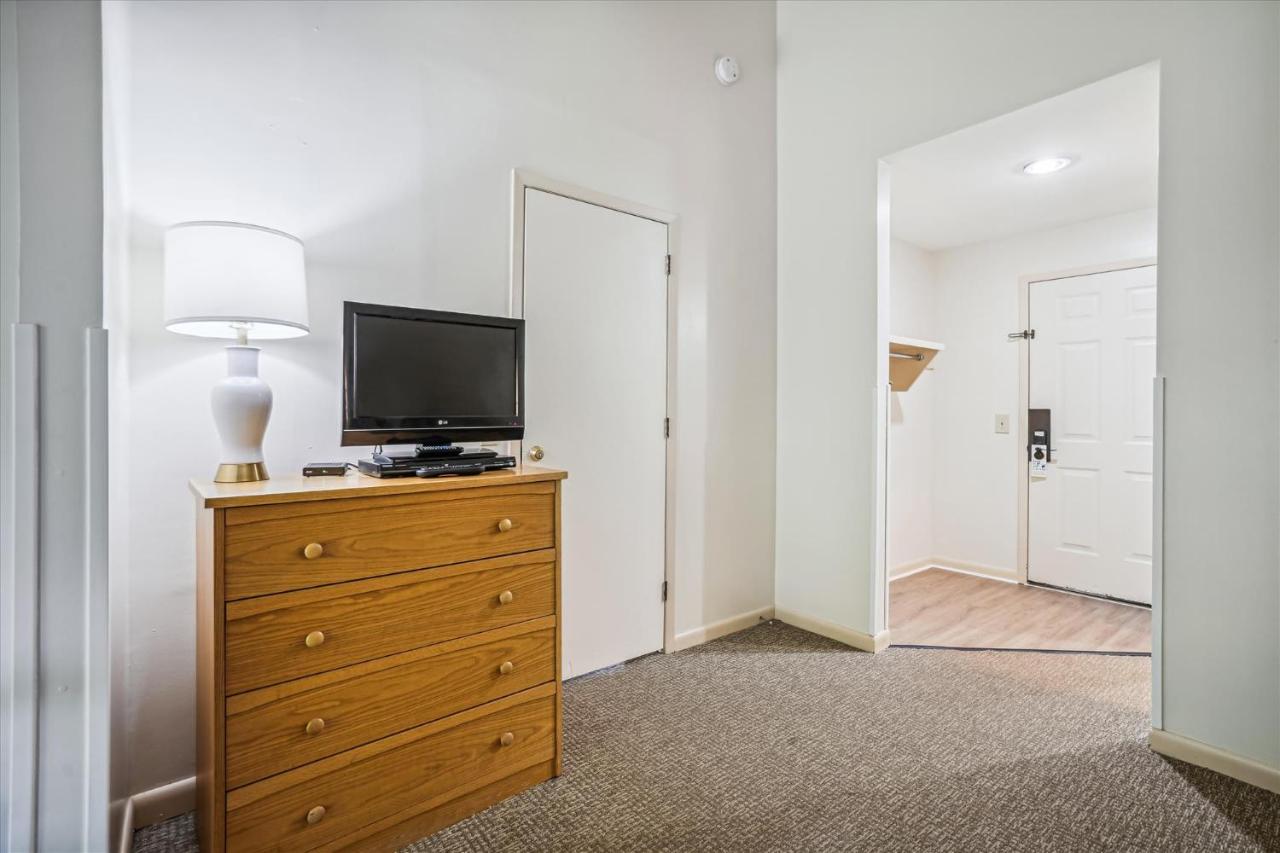 | Cedarbrook Standard Hotel Room 105