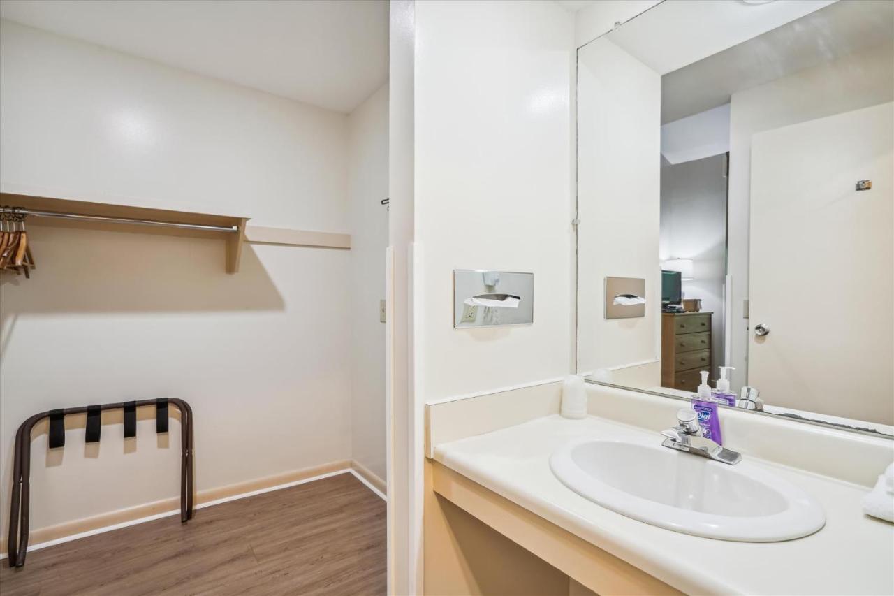 | Cedarbrook Standard Hotel Room 105