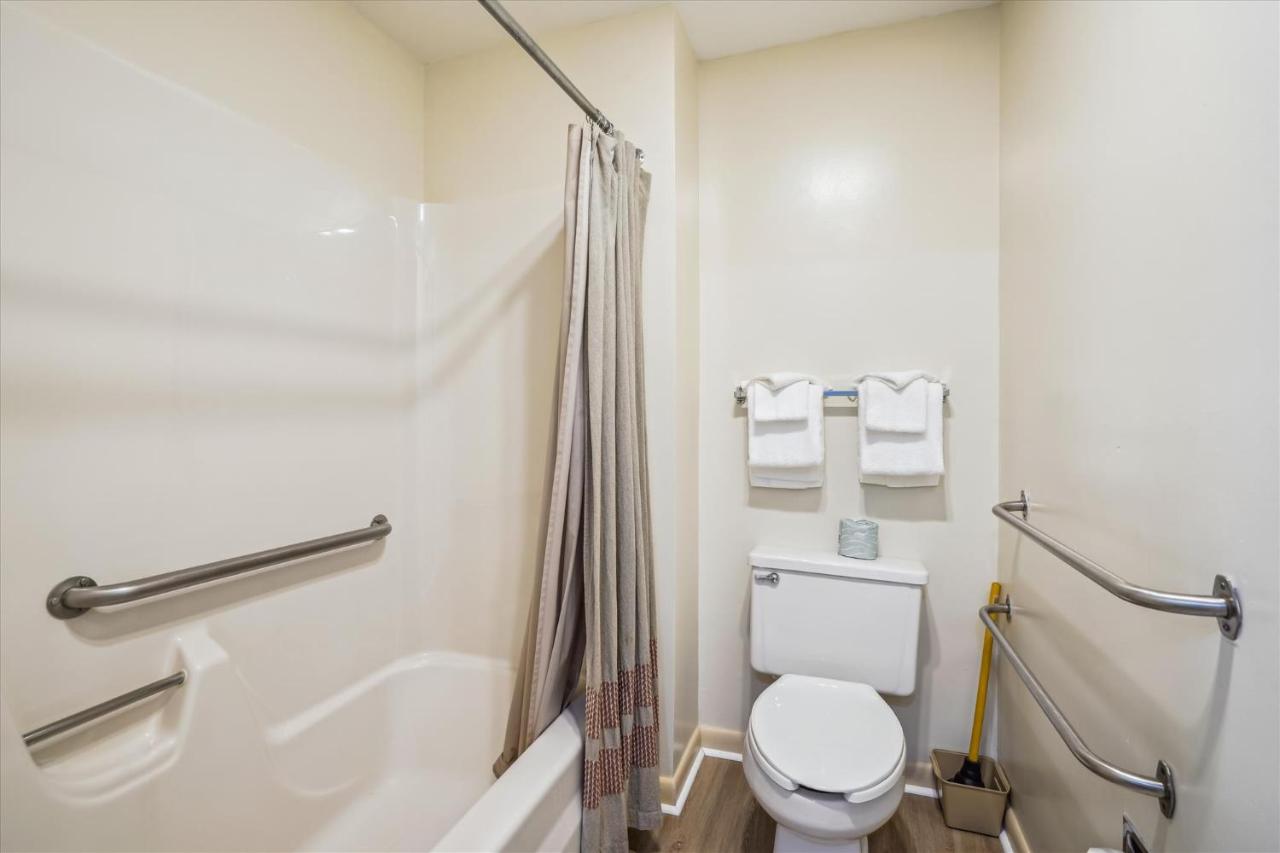 | Cedarbrook Standard Hotel Room 105