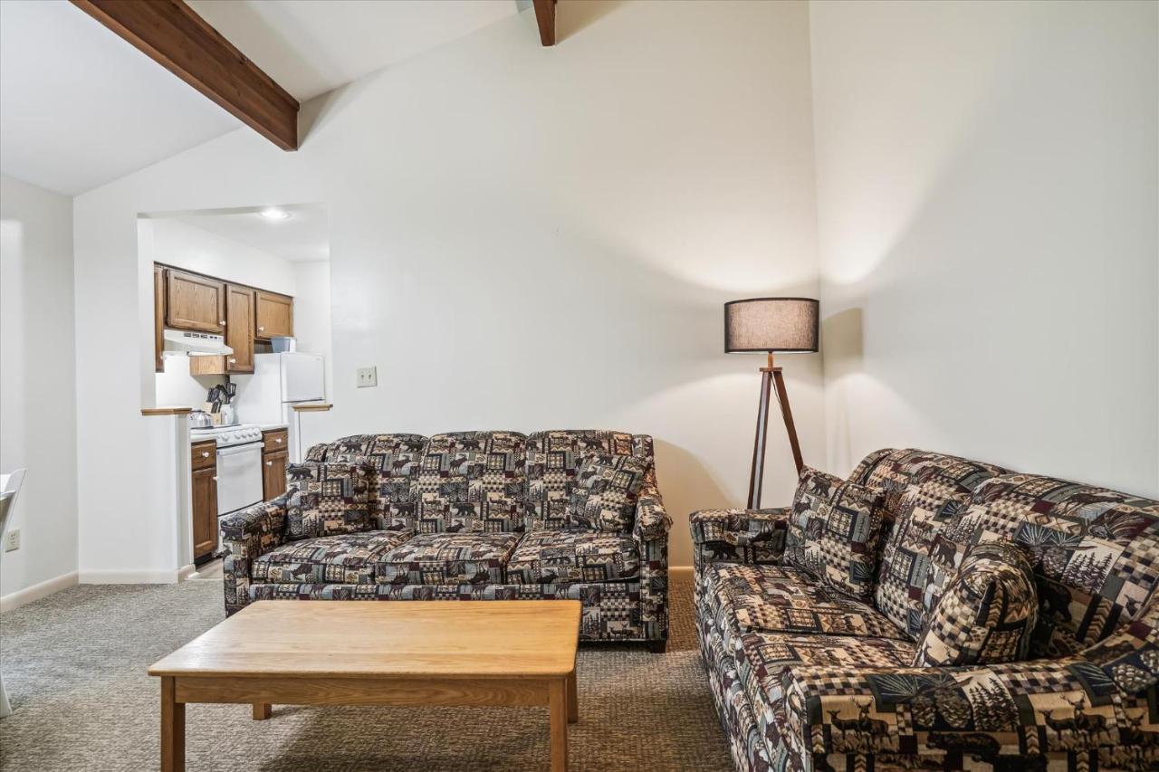 | Cedarbrook Queen Suite 106