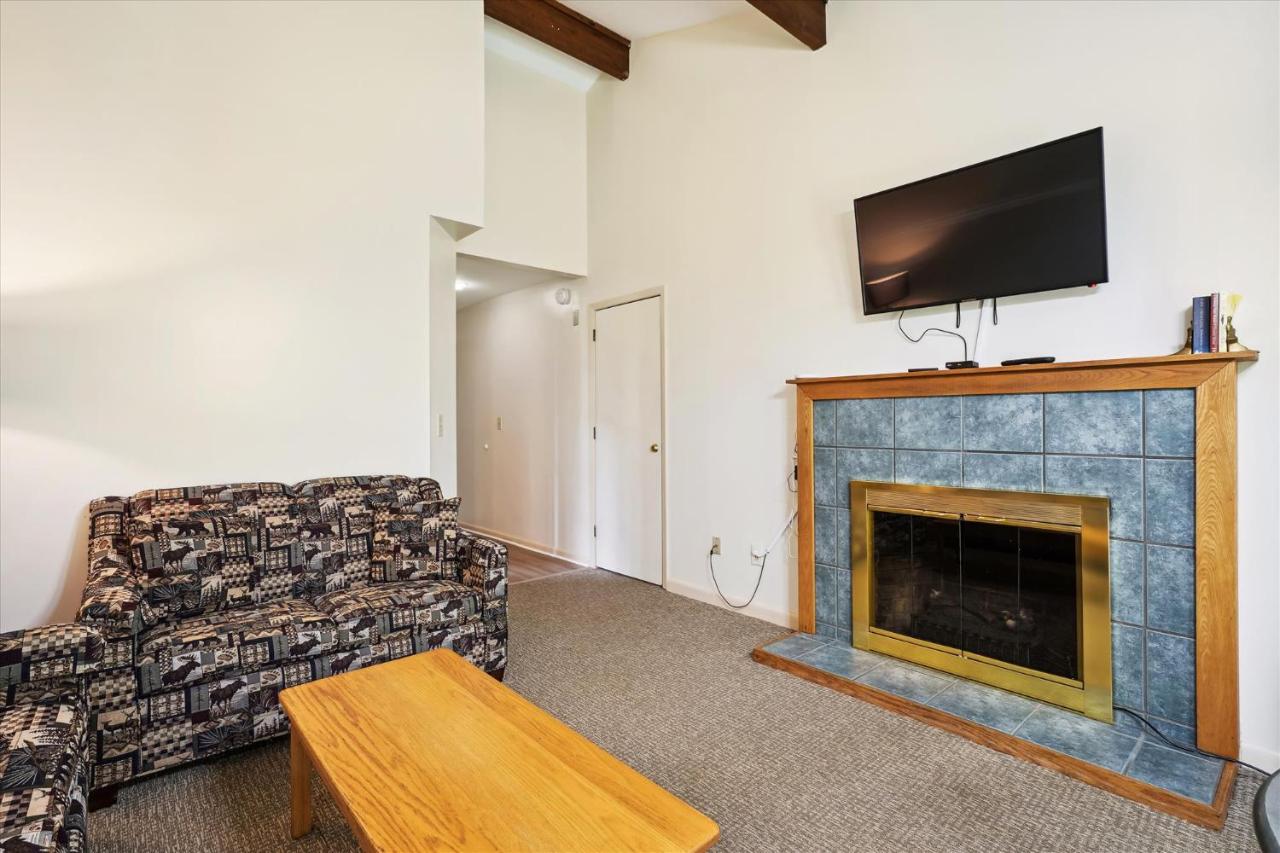 | Cedarbrook Queen Suite 106