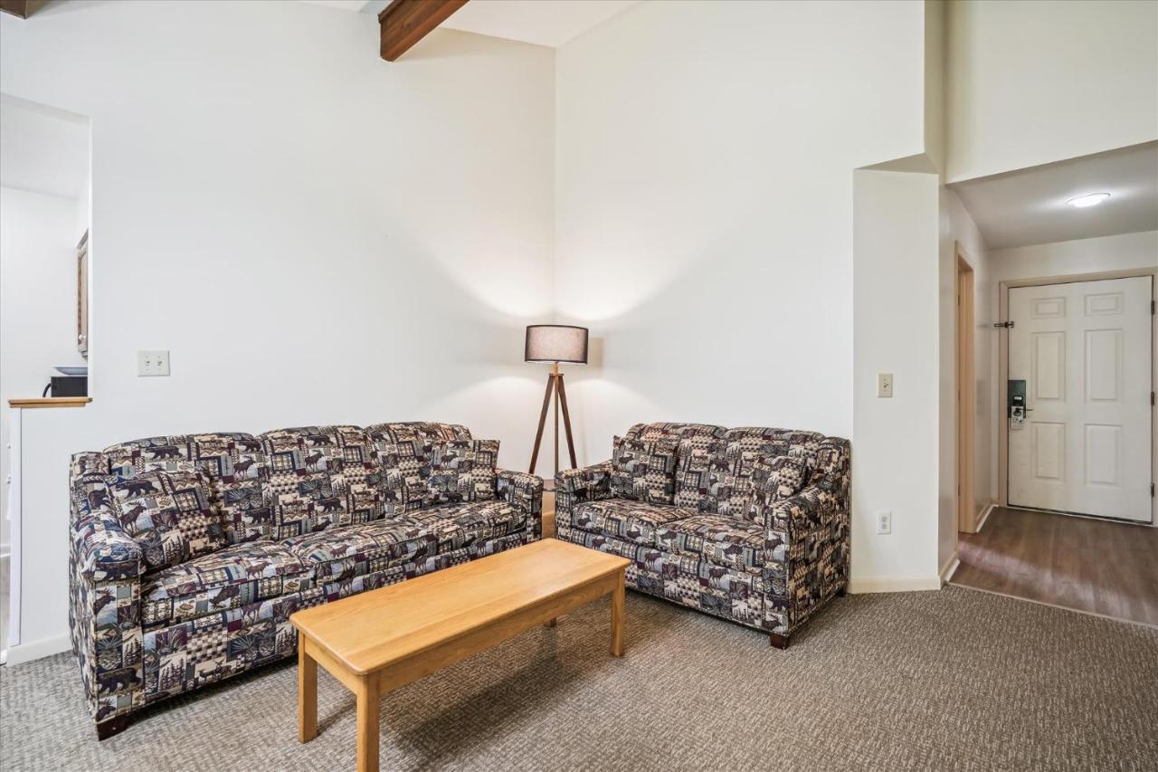 | Cedarbrook Queen Suite 106