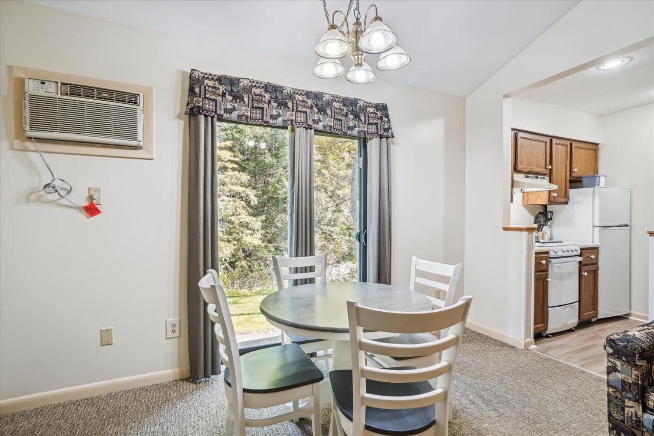 | Cedarbrook Queen Suite 106