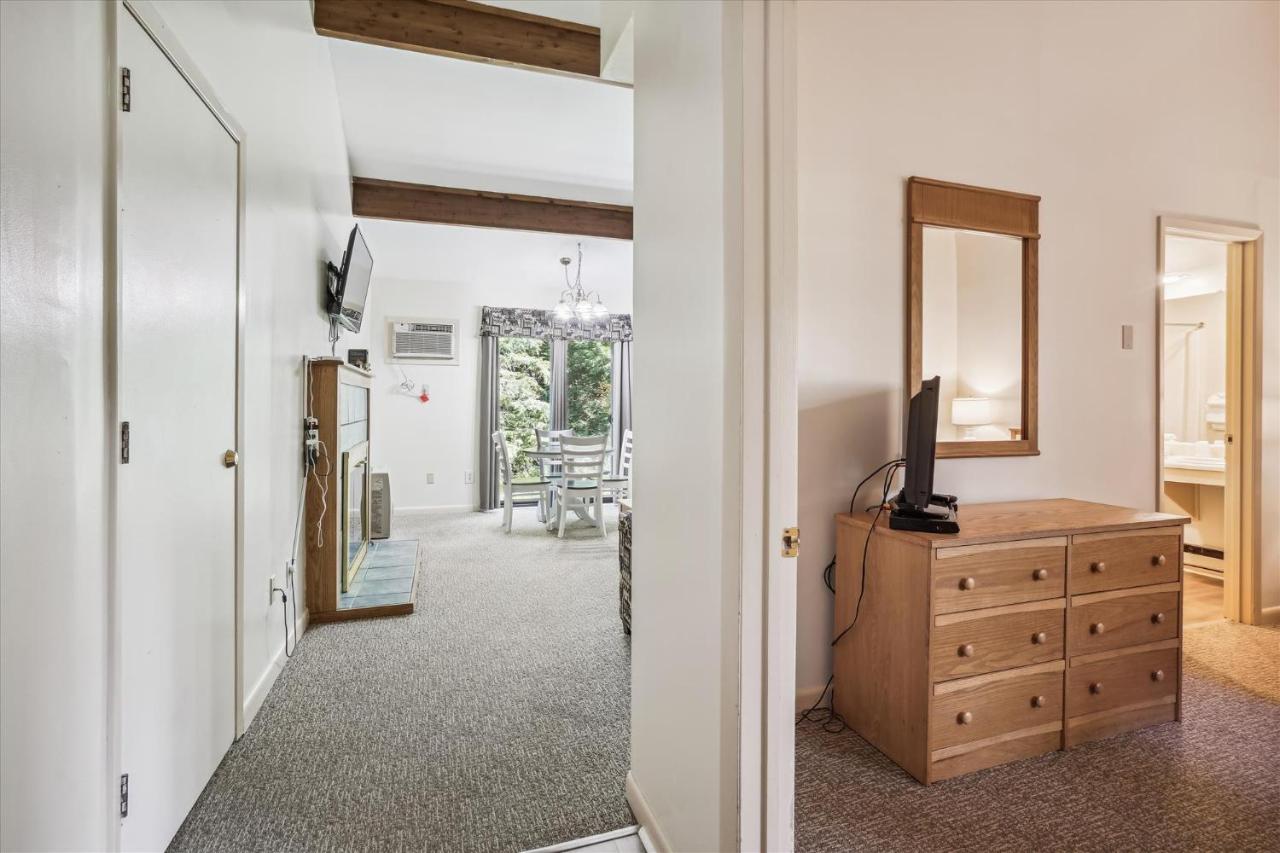 | Cedarbrook Queen Suite 106