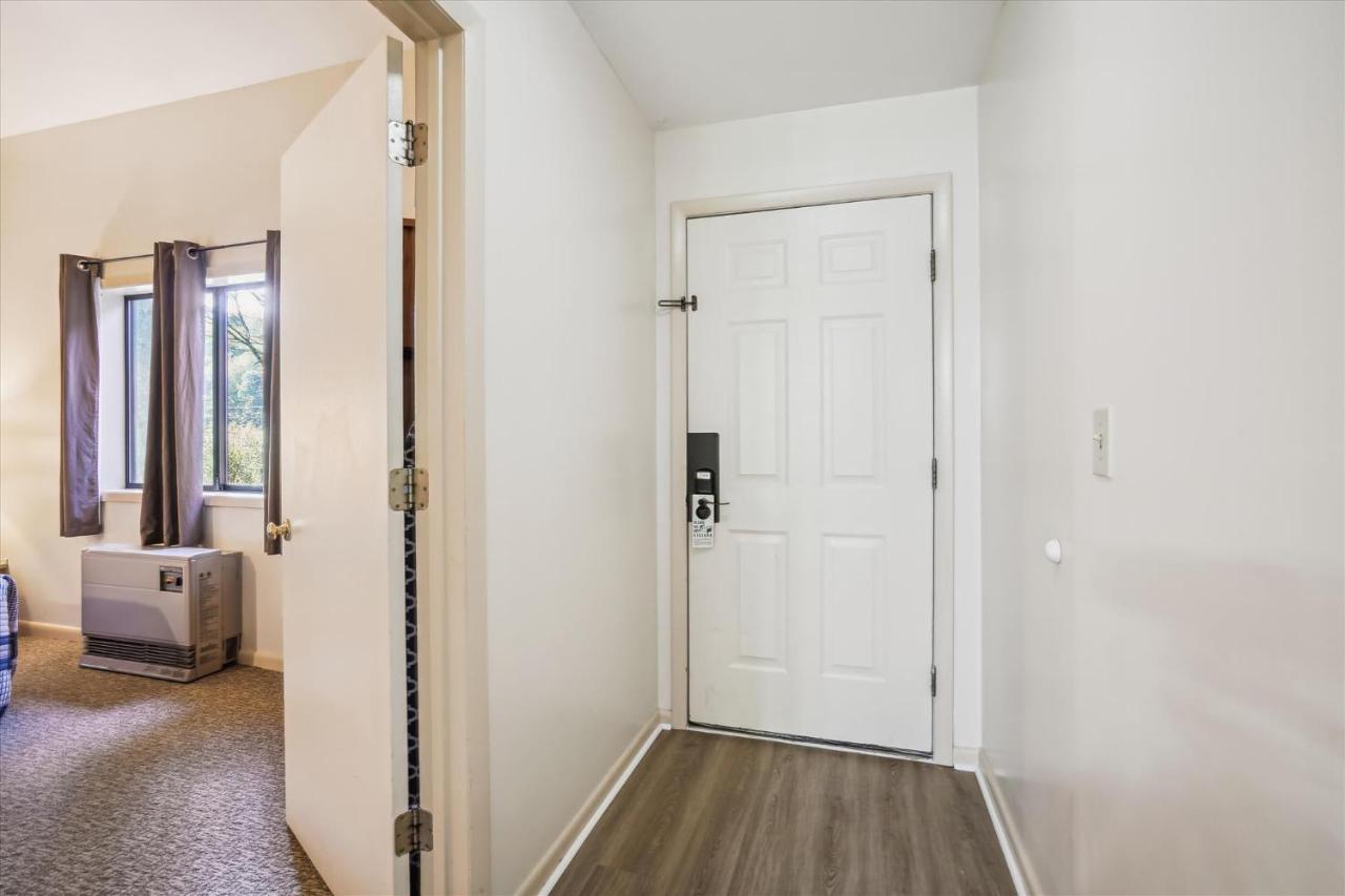 | Cedarbrook Queen Suite 106