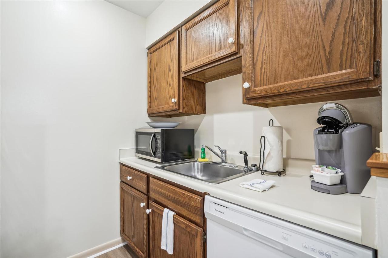 | Cedarbrook Queen Suite 106