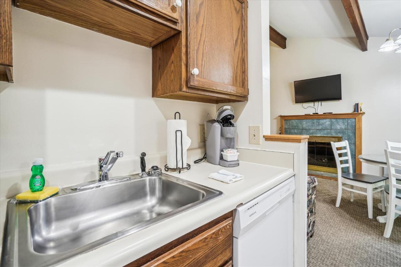 | Cedarbrook Queen Suite 106