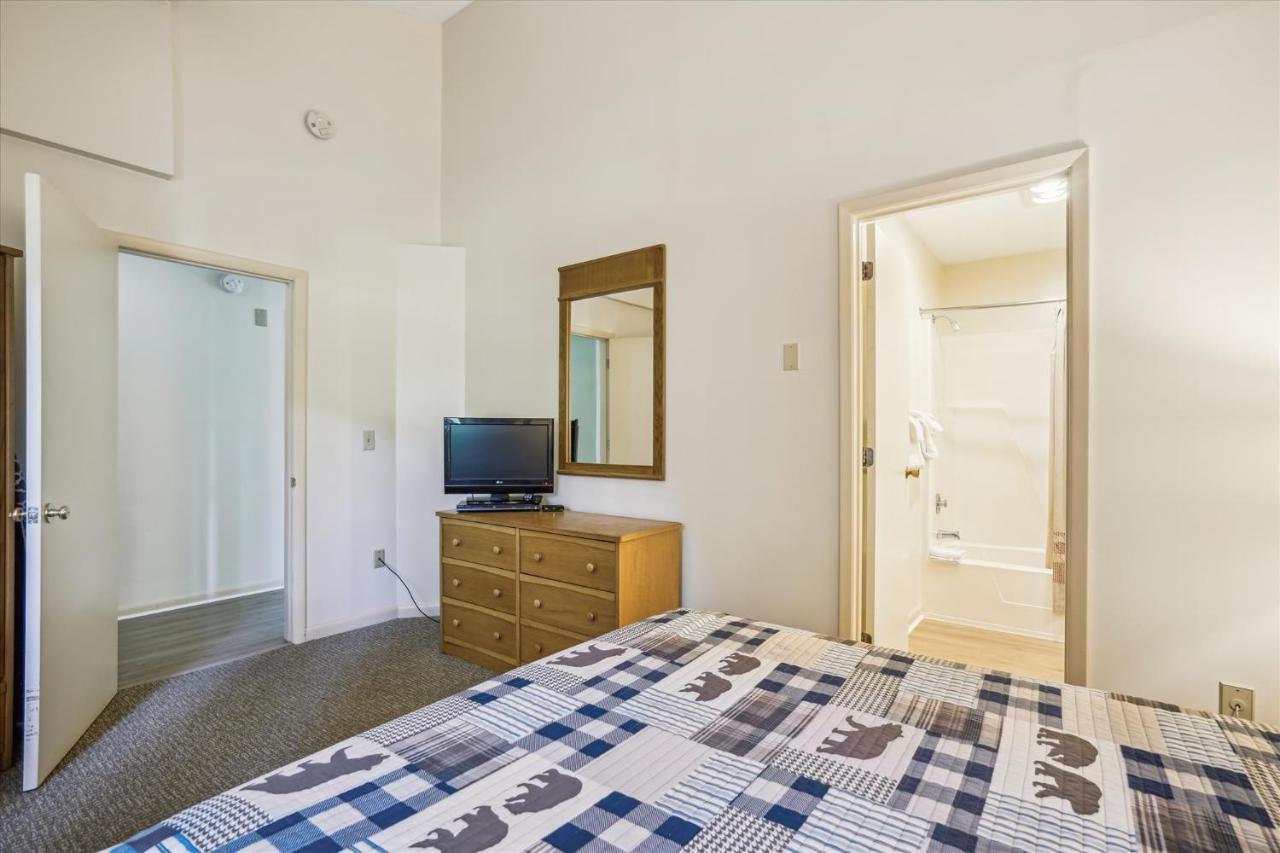 | Cedarbrook Queen Suite 106