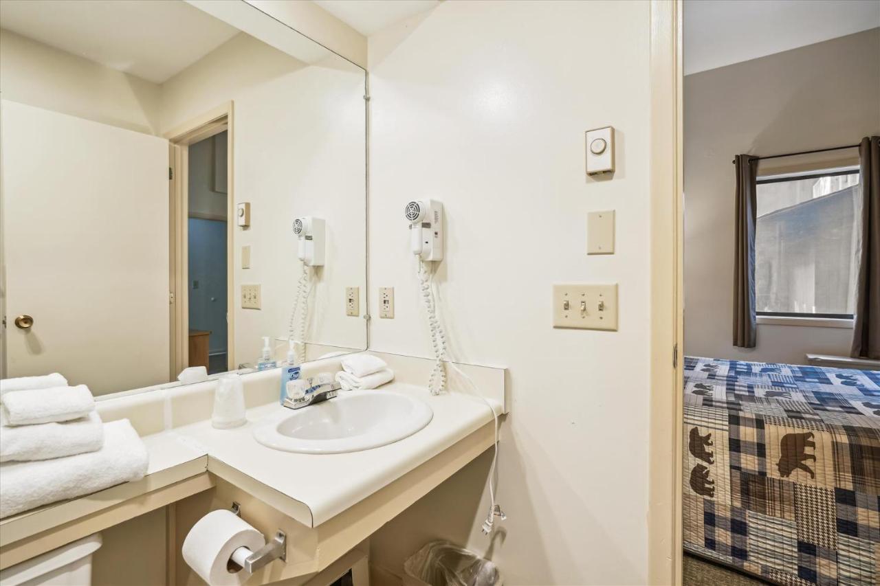 | Cedarbrook Queen Suite 106
