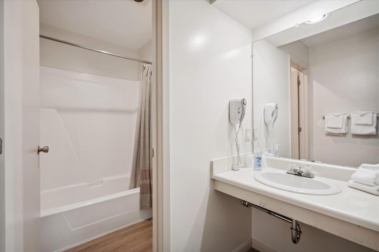 | 21202 Cedarbrook two bedroom Suite