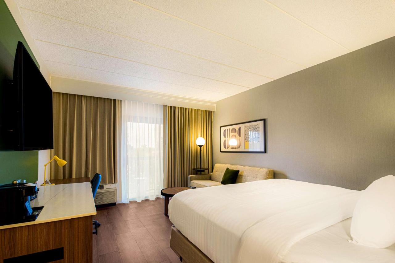 Guestroom King with Sofa Bed at Sonesta Select Philadelphia Airport