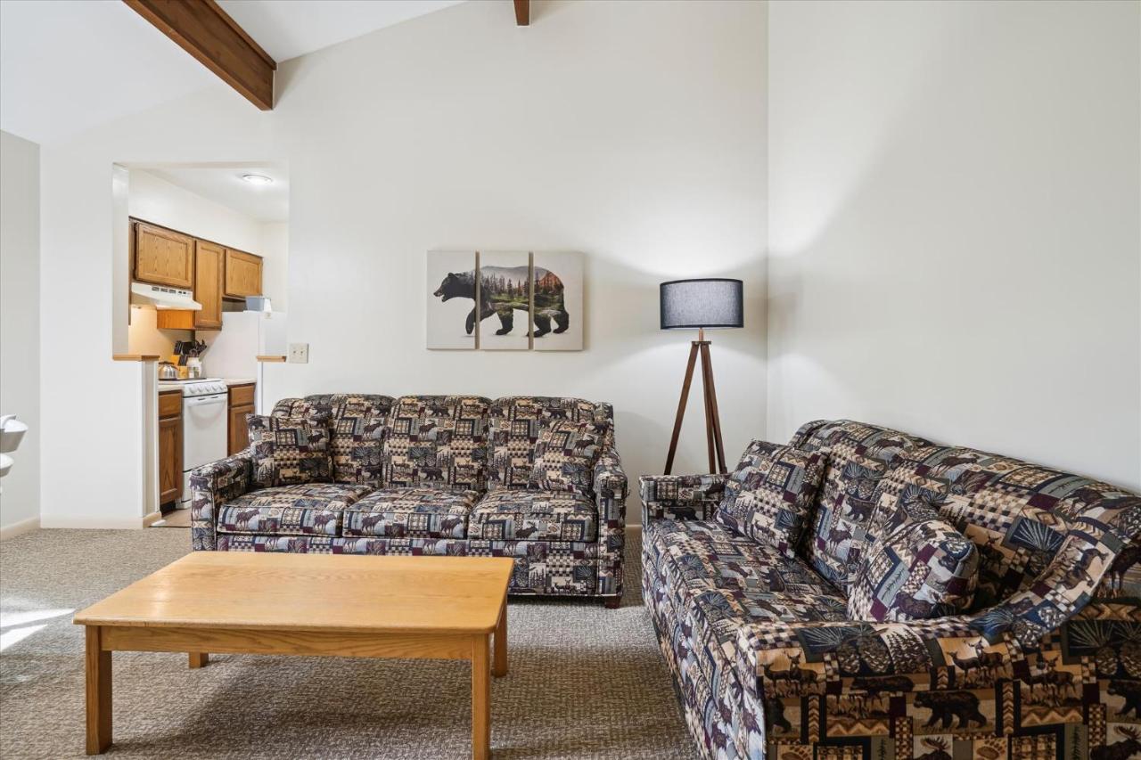 | Cedarbrook Queen Suite 203