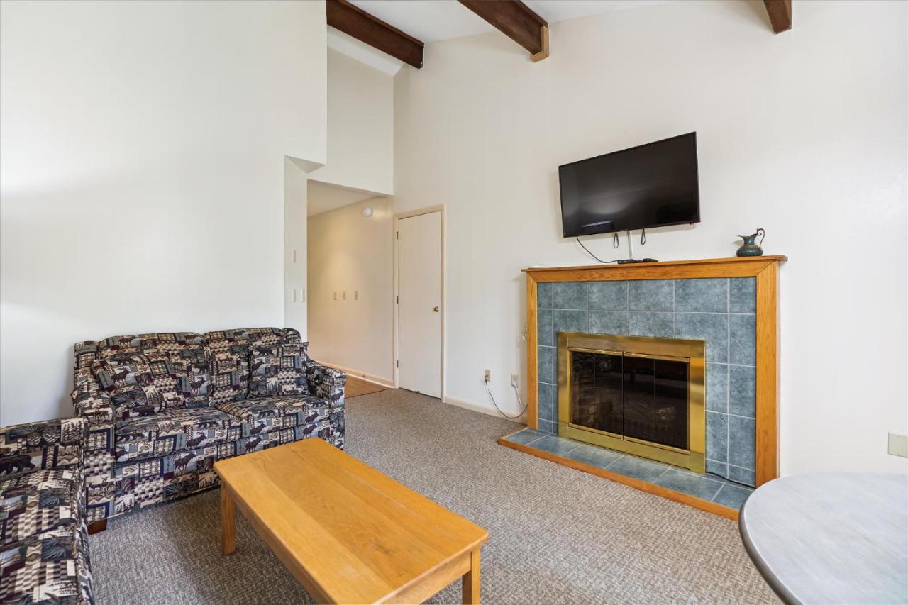 | Cedarbrook Queen Suite 203