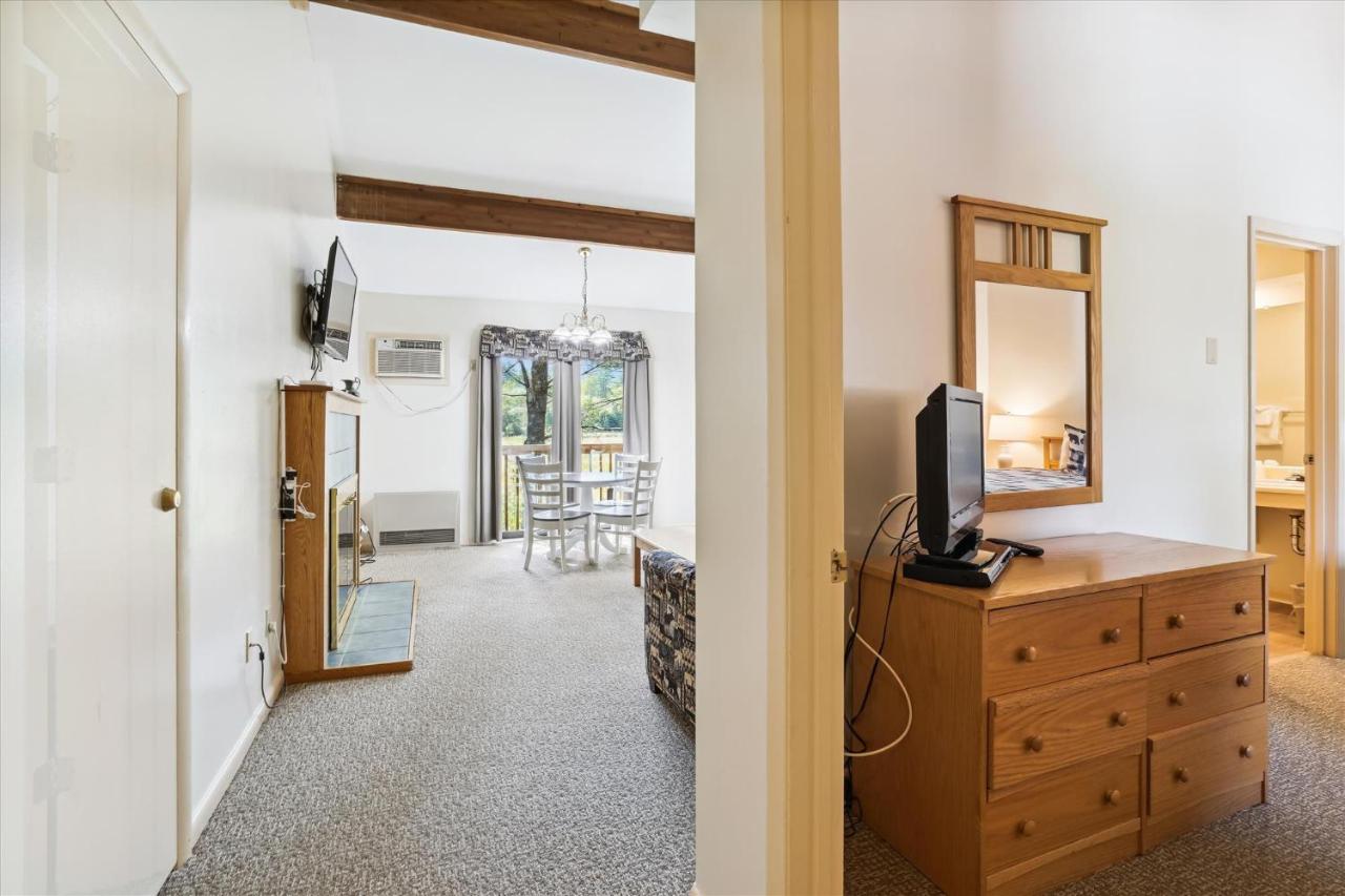 | Cedarbrook Queen Suite 203