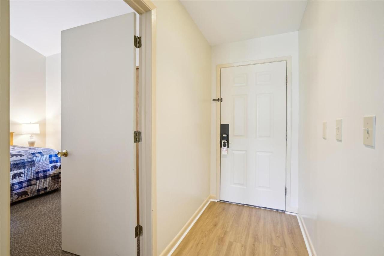 | Cedarbrook Queen Suite 203