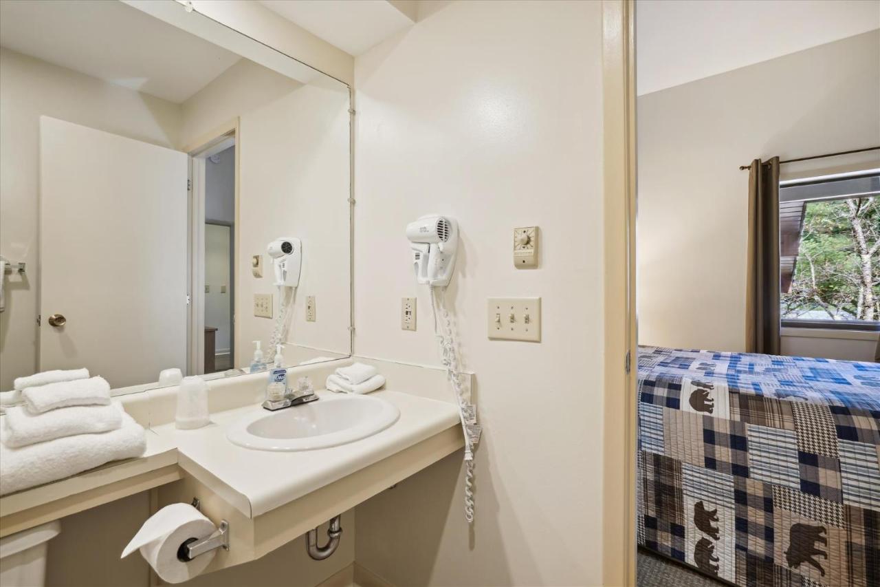  | Cedarbrook Queen Suite 203