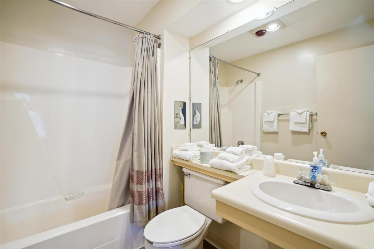 | Cedarbrook Queen Suite 203