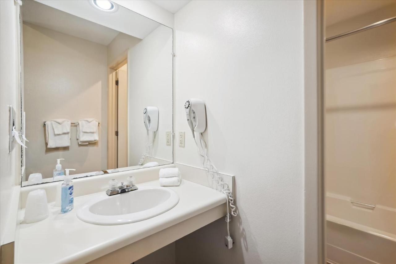 | Cedarbrook Standard Hotel Room 204