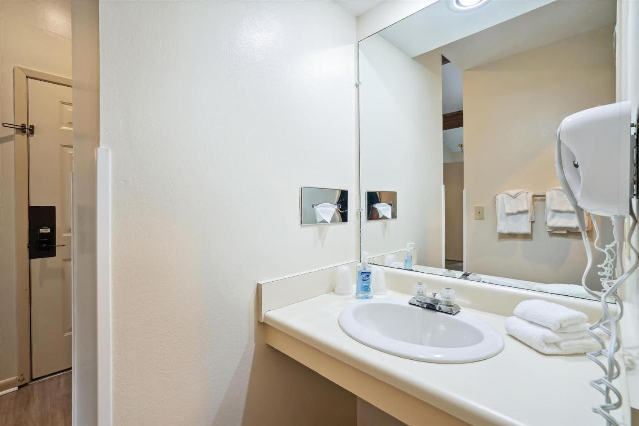 | Cedarbrook Standard Hotel Room 204