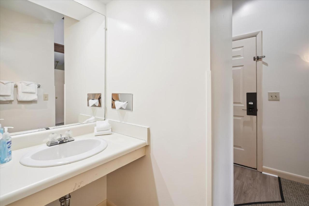 | Cedarbrook Standard Hotel Room 201