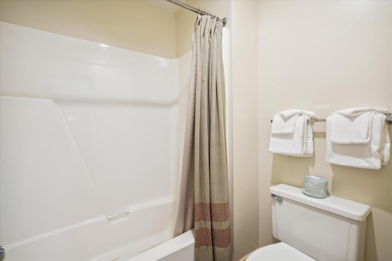 | Cedarbrook Standard Hotel Room 201