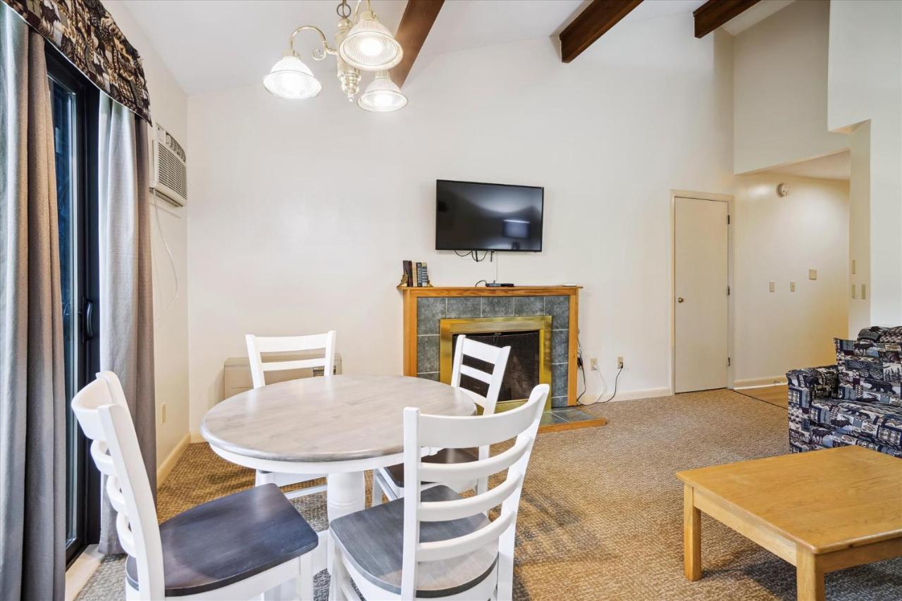 | Cedarbrook Queen Suite 202