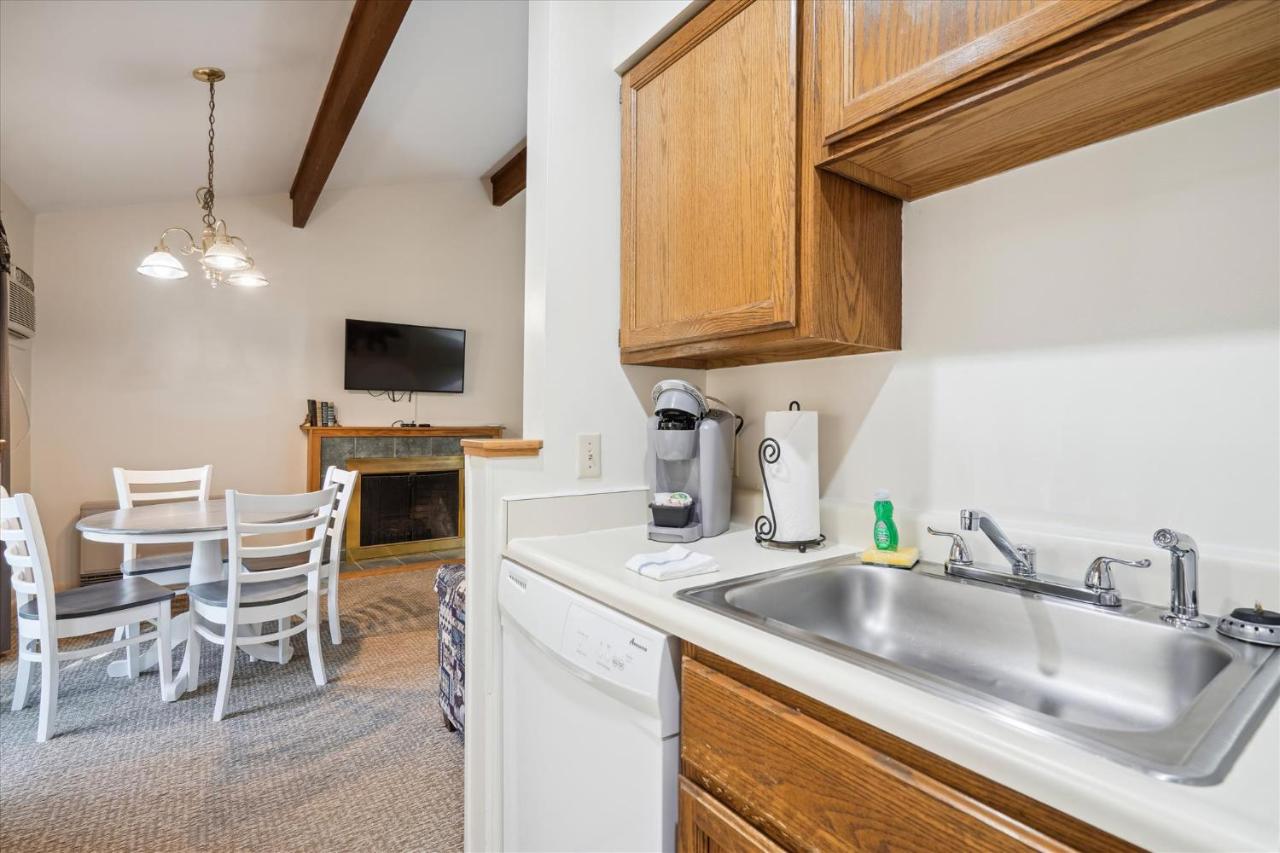 | Cedarbrook Queen Suite 202