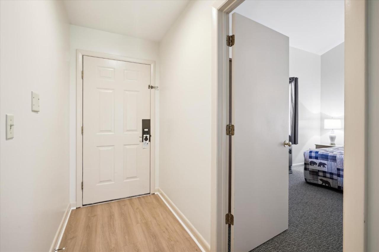 | Cedarbrook Queen Suite 202
