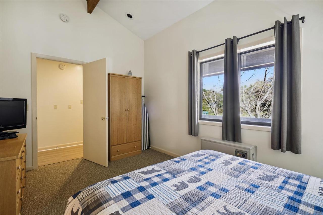 | Cedarbrook Queen Suite 202
