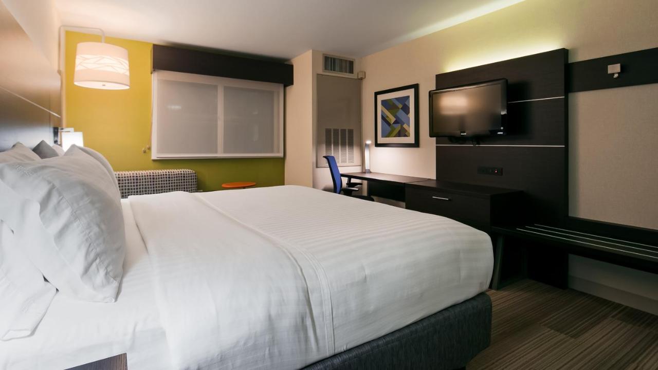 Deluxe King Room at Holiday Inn Express & Suites Burlington by IHG