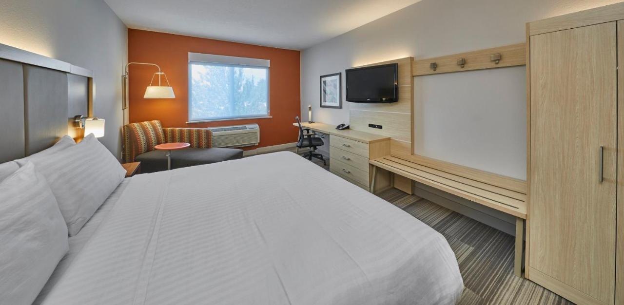 Room Selected at Check-In at Holiday Inn Express Hotel & Suites Medford-Central Point by IHG