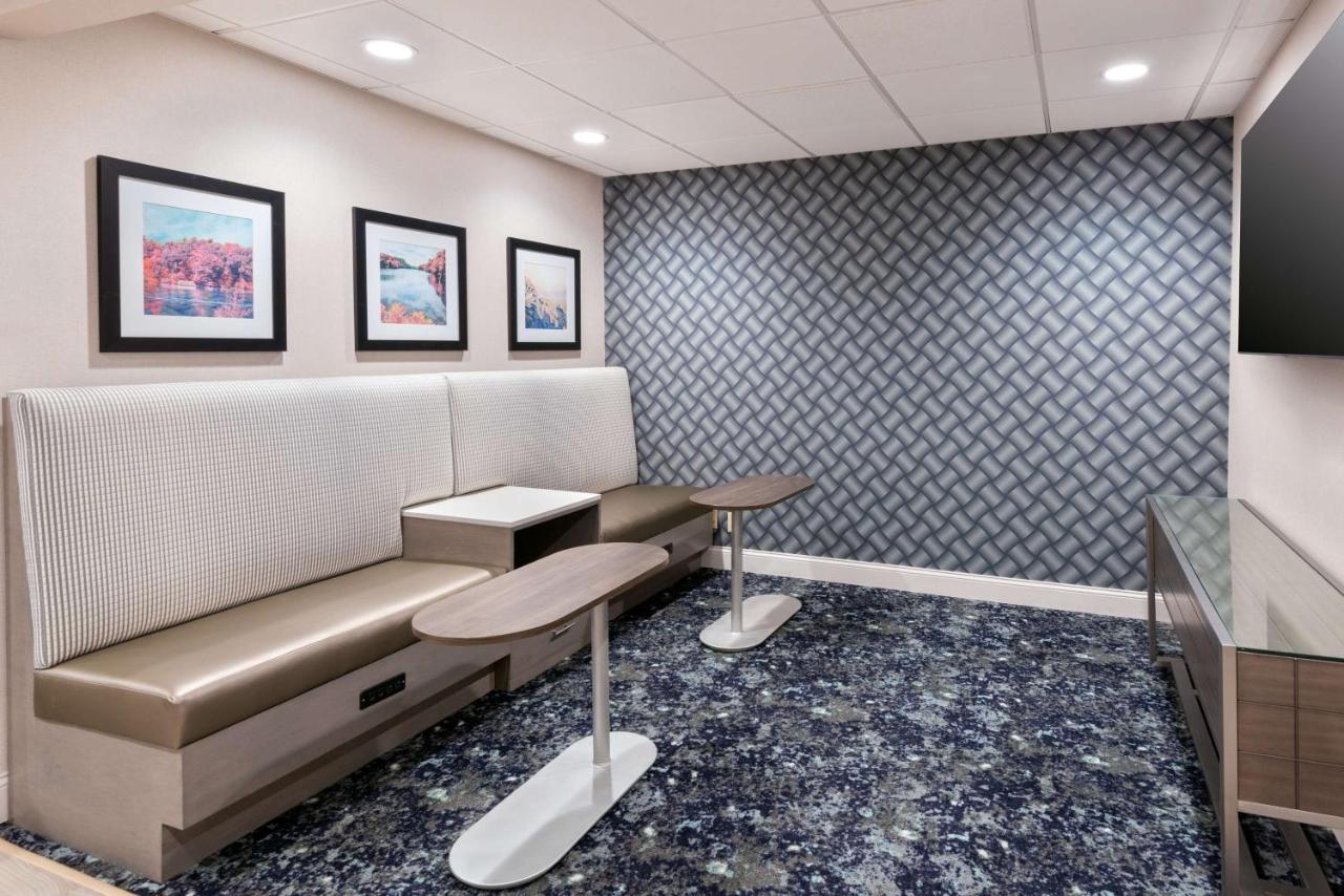 | Hampton Inn Hartford Airport