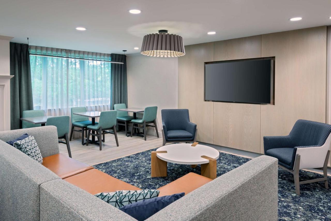 | Hampton Inn Hartford Airport
