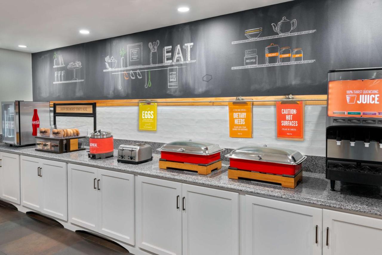 | Hampton Inn Hartford Airport
