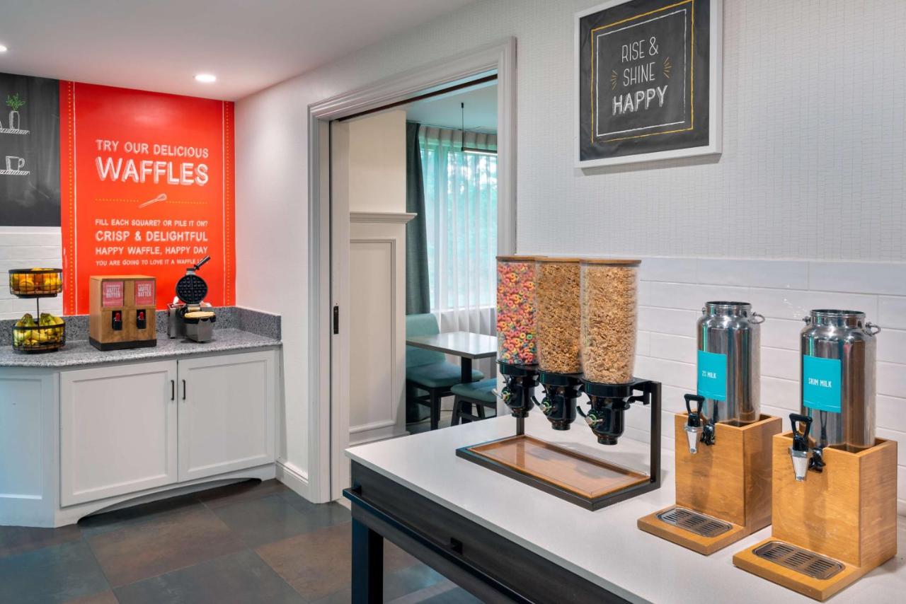 | Hampton Inn Hartford Airport