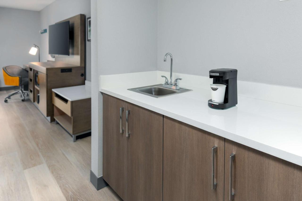 | Hampton Inn Hartford Airport
