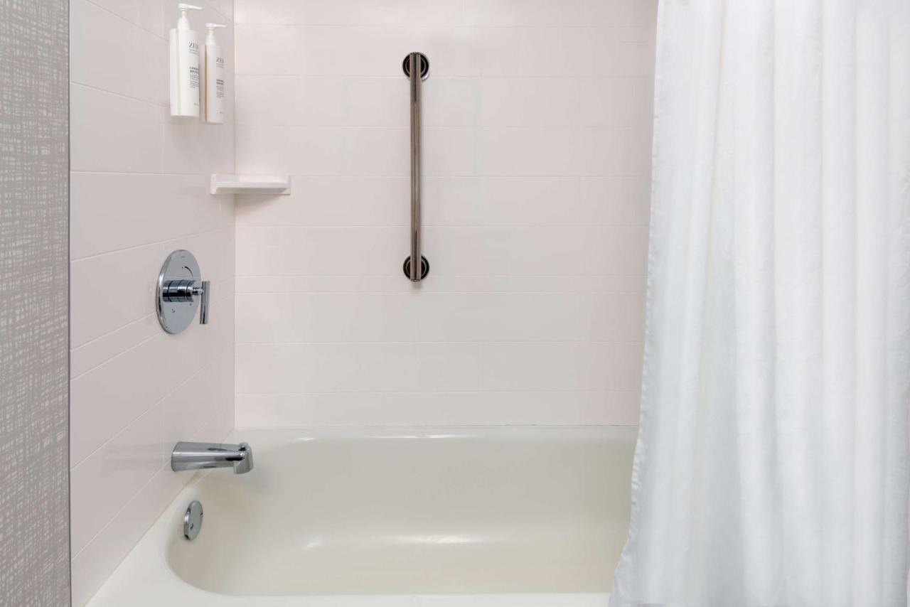 | Hampton Inn Hartford Airport