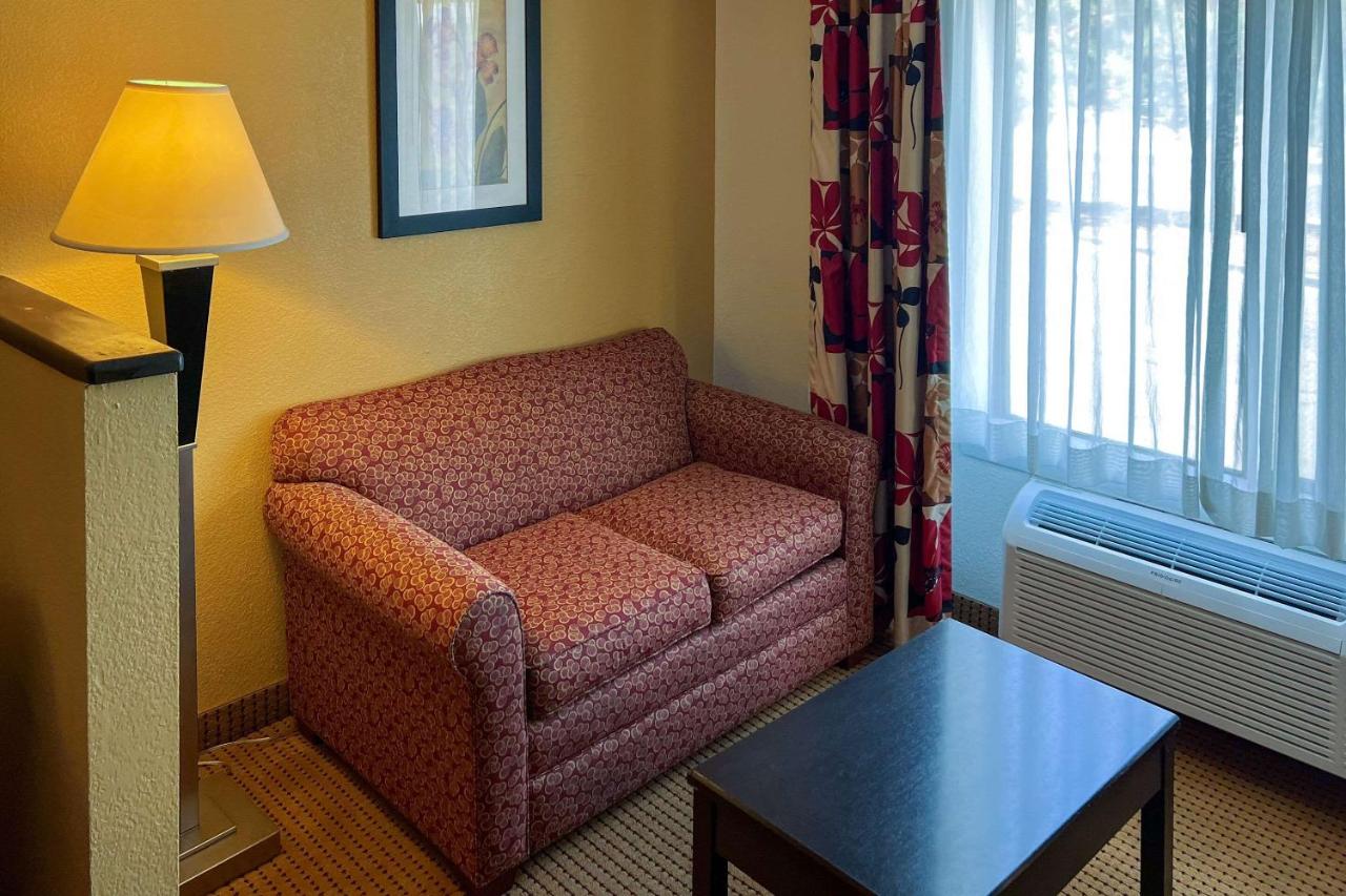 King Suite - Non-Smoking at Quality Inn & Suites Farmington