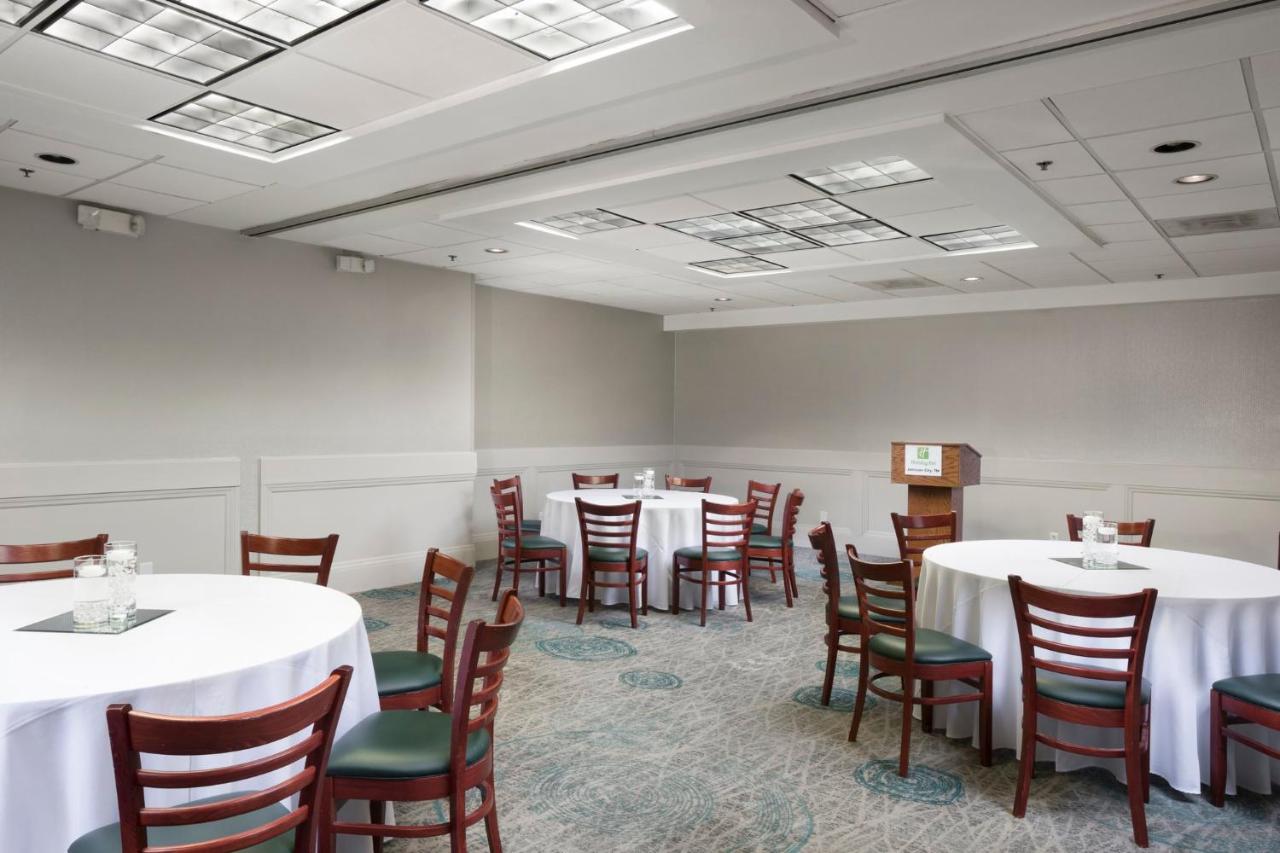 | Holiday Inn Johnson City, an IHG Hotel