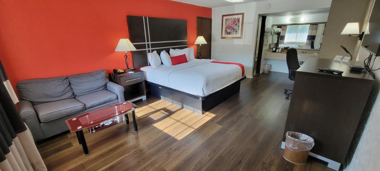 King Room - Pet Friendly/Non-Smoking at Ramada by Wyndham Mountain Home