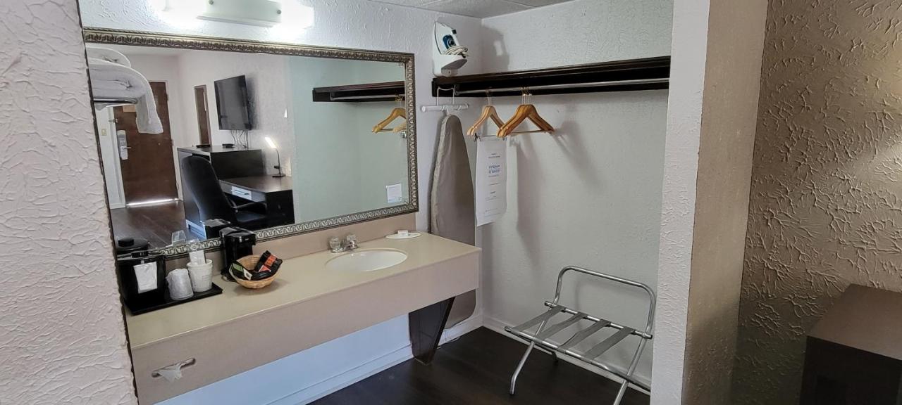 King Room - Pet Friendly/Non-Smoking at Ramada by Wyndham Mountain Home