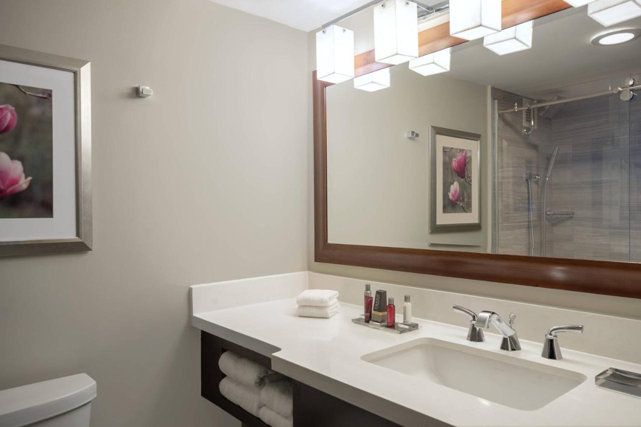 Guest Room, 1 King at Atlanta Marriott Perimeter Center