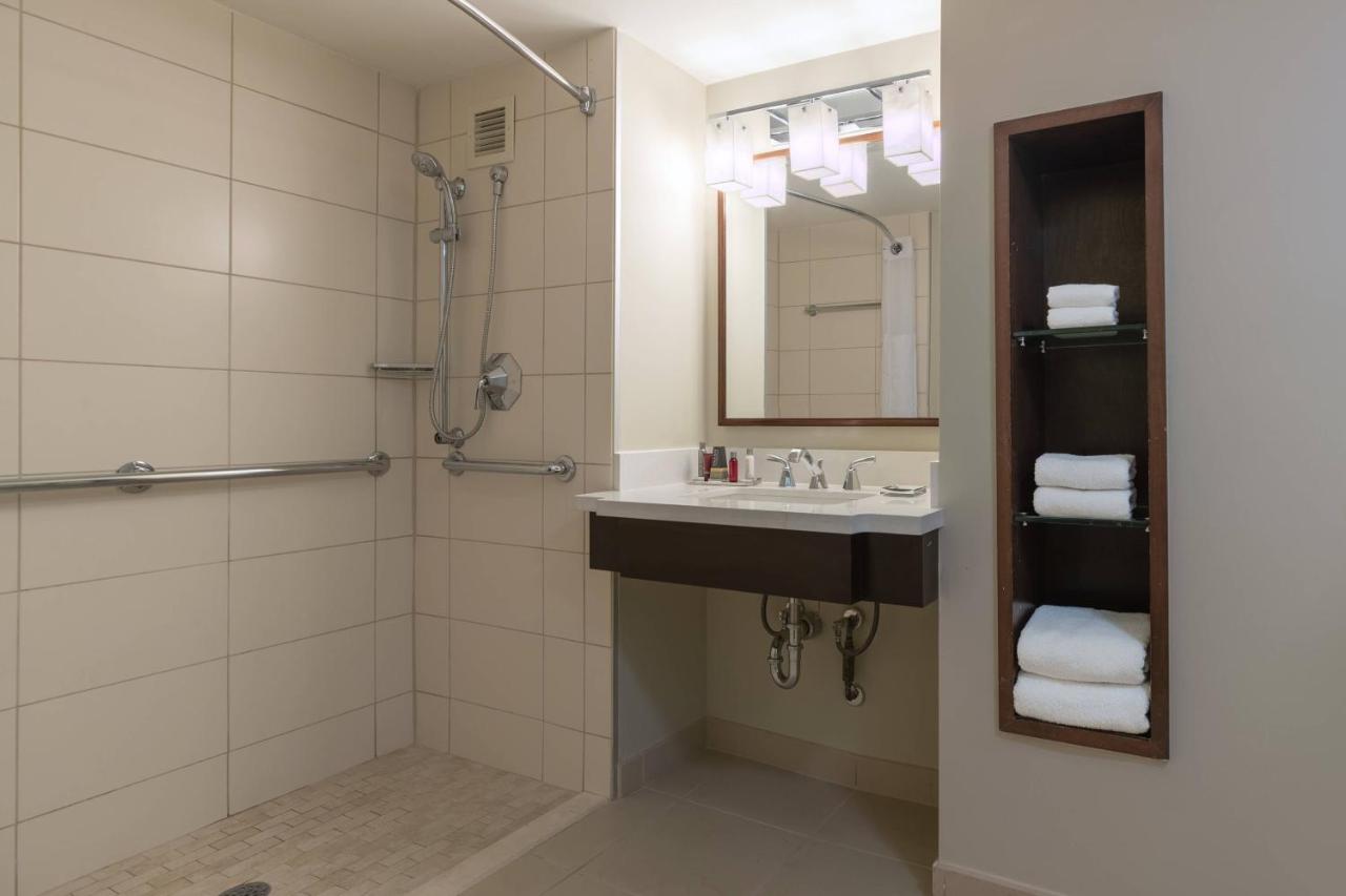 Guest Room, 1 King at Atlanta Marriott Perimeter Center