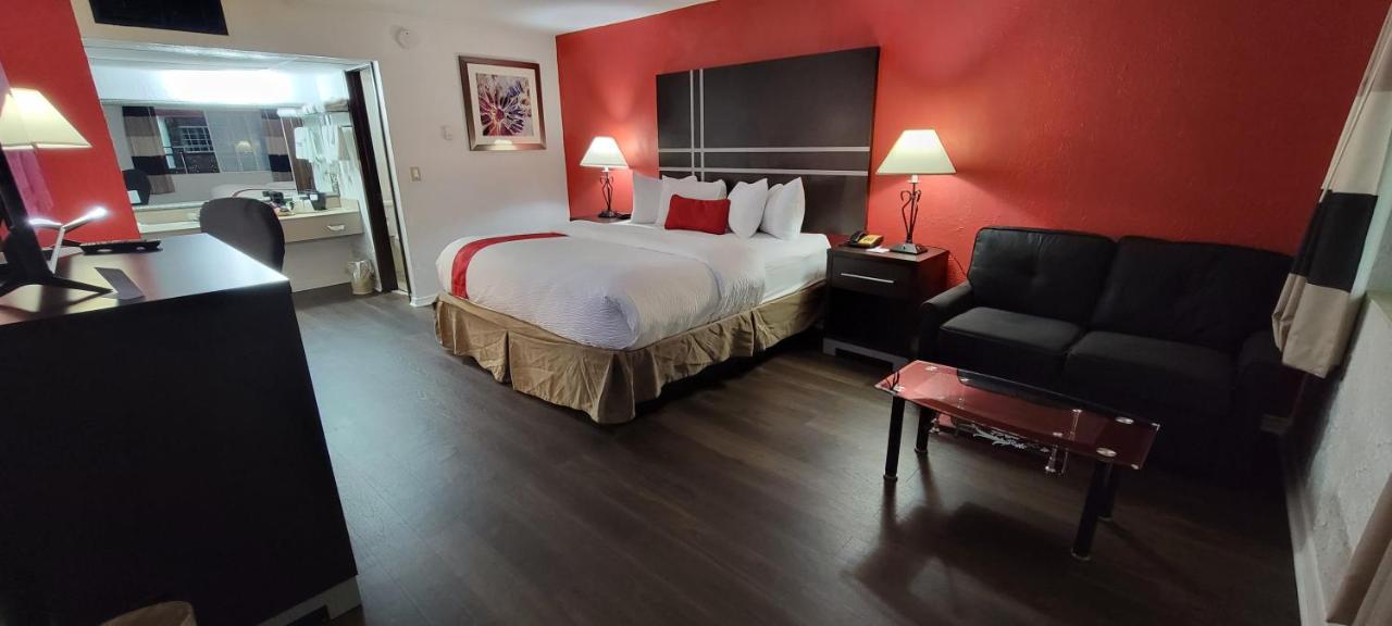 1 King Bed, Pool Access, Non-Smoking at Ramada by Wyndham Mountain Home