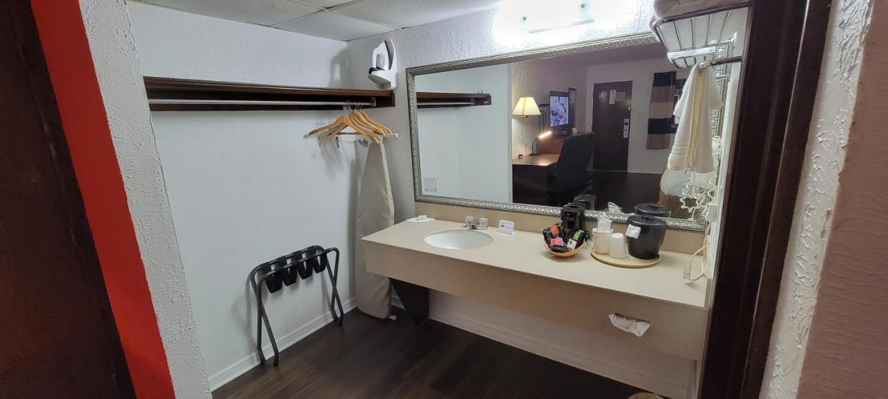 1 King Bed, Pool Access, Non-Smoking at Ramada by Wyndham Mountain Home