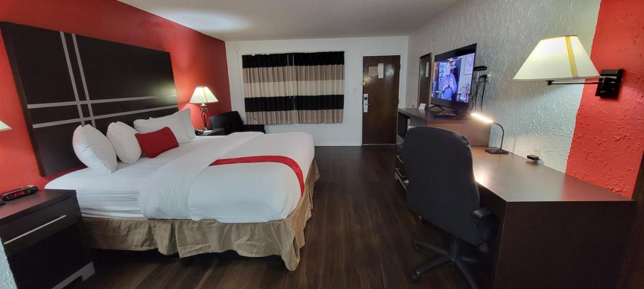 1 King Bed, Pool Access, Non-Smoking at Ramada by Wyndham Mountain Home