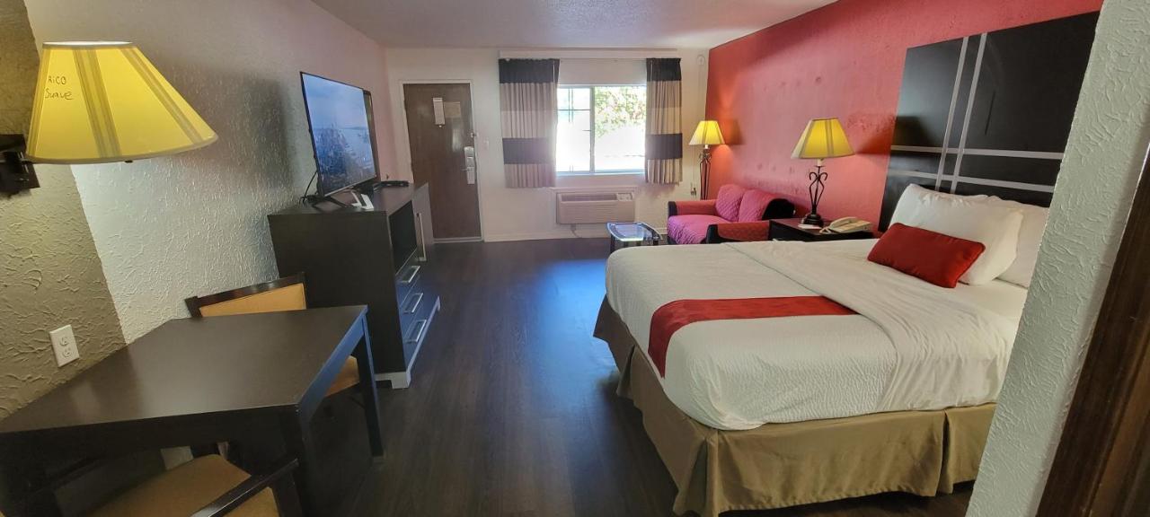 Queen Room - Pet Friendly/Non-Smoking at Ramada by Wyndham Mountain Home