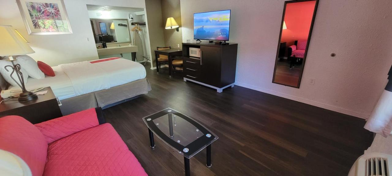 Queen Room - Pet Friendly/Non-Smoking at Ramada by Wyndham Mountain Home