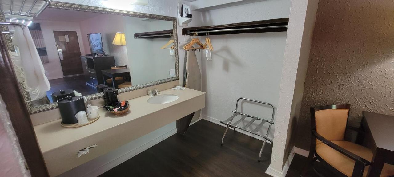 Queen Room - Pet Friendly/Non-Smoking at Ramada by Wyndham Mountain Home