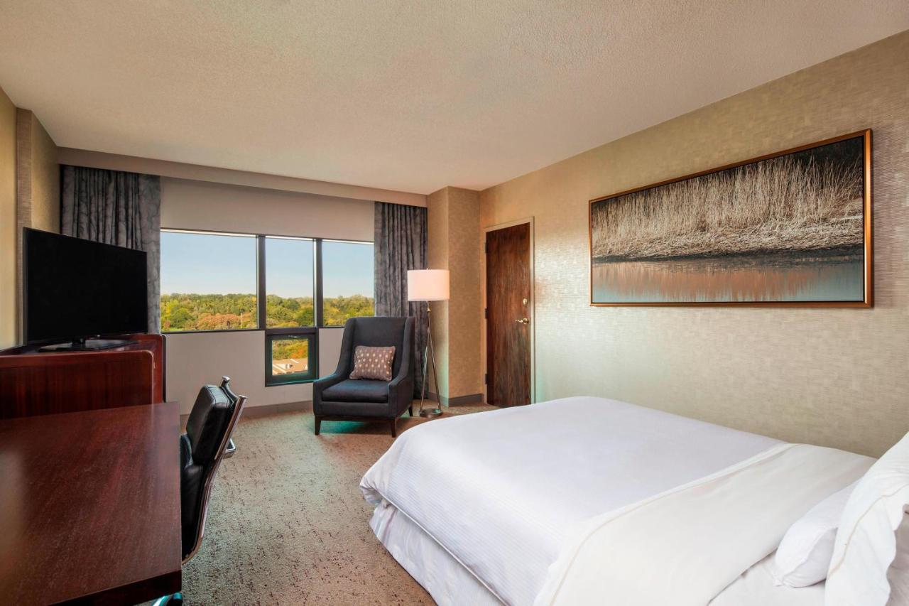 Parlor, 1 Queen Murphy, Sofa bed at The Westin Southfield Detroit